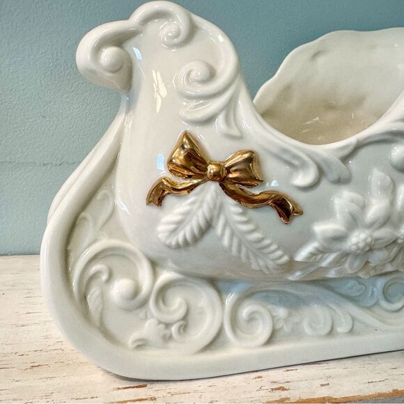 Vintage Ceramic Winter Christmas Sleigh | Elegant Gold Detail - Picture 3 of 8